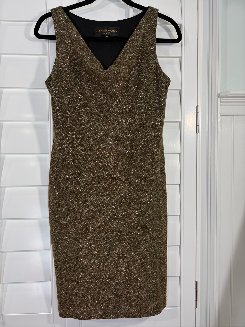 Donna Ricco Metallic Gold V‑Neck Midi Sheath Dress (8)